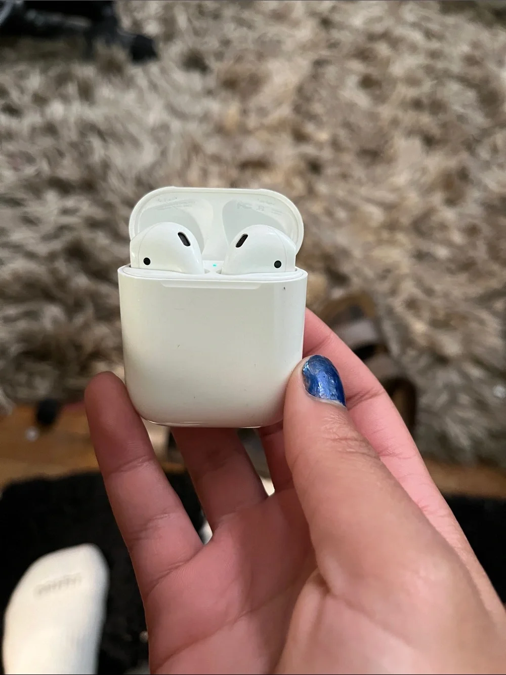 Apple White Wireless Earbuds with Charging Case (White)